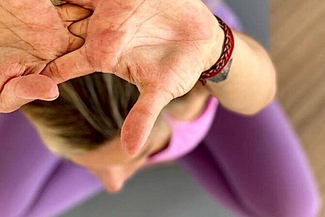 gorsheneva 114 cover 670x447 - Почему йога лучше шопинга для управления стрессом и улучшения эмоционального здоровья